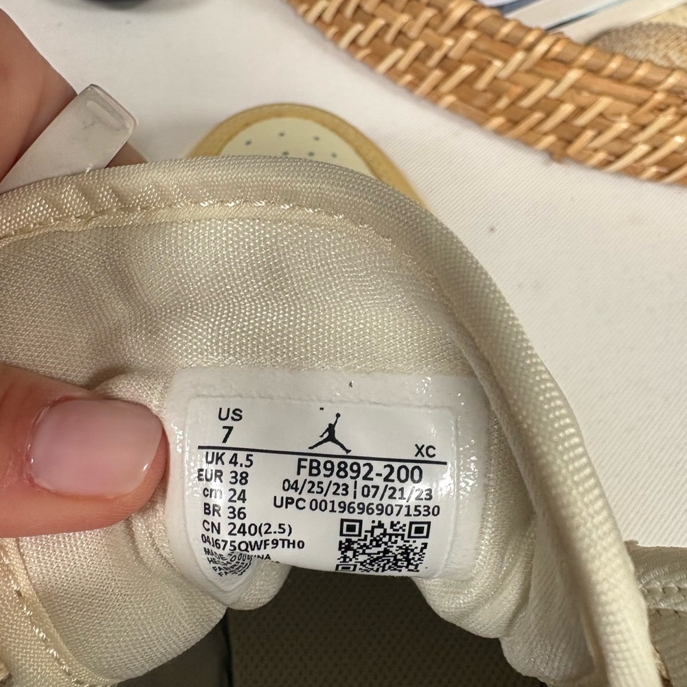 Jordan WMNS Air Jordan 1 Mid SE - Pale Vanilla & Metallic Gold - Picture 9 of 10